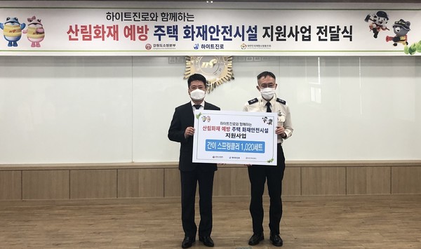 ▲김성곤 하이트진로 강원공장장(왼쪽)과 김충식 강원소방본부장