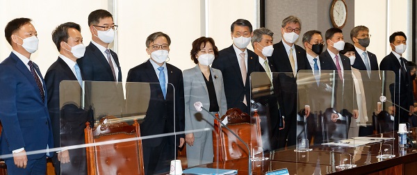▲ 은성수 금융위원장(왼쪽에서 6번째), 김은경 금감원 금융소비자보호처장(왼쪽에서 5번째) 등 주요 인사들이 '금융위원장 은행권 간담회'에 참석했다.