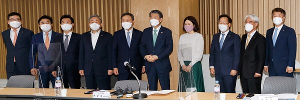 ▲ 은성수 금융위원장(왼쪽에서 6번째)과 보험회사 CEO들이 만나 금소법 시행 관련 간담회를 가졌다.