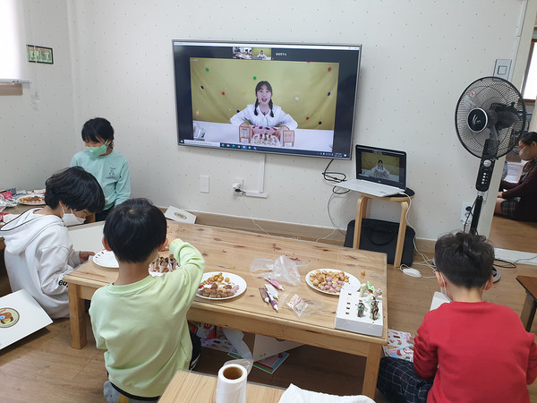 ▲냠냠연구소는 지난 8일 놀이 과자 KIT를 활용한 사회공헌 활동을 진행했다