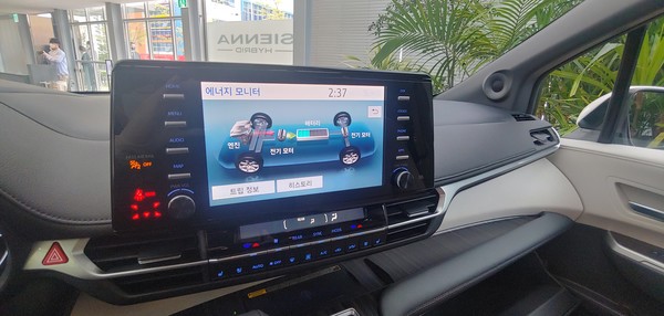 ▲터치가 가능한 파노라믹 뷰 모니터.