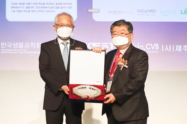 ▲SPC그룹의 서진호 SPC식품생명공학연구소장(왼쪽)과 한국생물공학회 이철균 회장