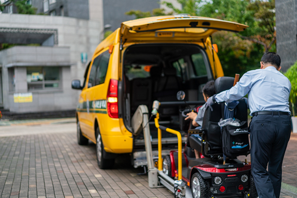 ▲시민이 장애인콜택시에 탑승하고 있다.