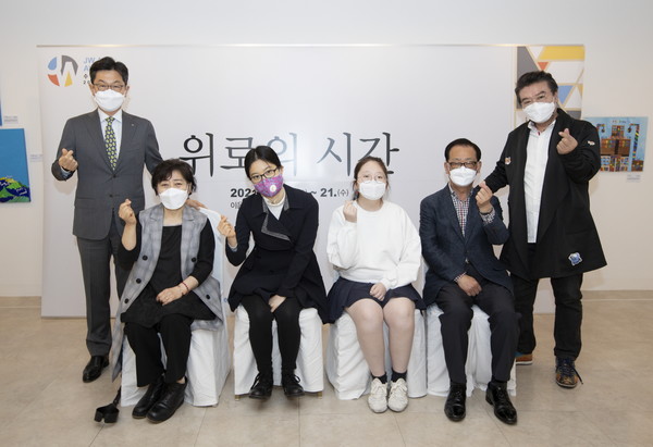 ▲20일 오전 서울 종로구 대학로 이음센터 갤러리에서 열린 'JW 아트 어워즈 수상작가전' 기념 행사에서 (왼쪽부터)이경하 JW그룹 회장과 문정연 작가, 강선아 작가, 정성원 작가, 박광철 작가, 이성규 꿈틔움 이사장이 함께 기념촬영을 하고 있다