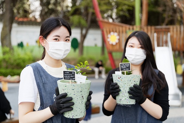 ▲‘그린사이클 화분’ 나눔에 동참한 ‘용산 드래곤즈’ 봉사자들.