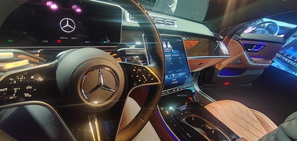 ▲차량 정보 확인과 모든 제어가 디스플레이를 통하거나 음성 명령으로 가능해졌다.