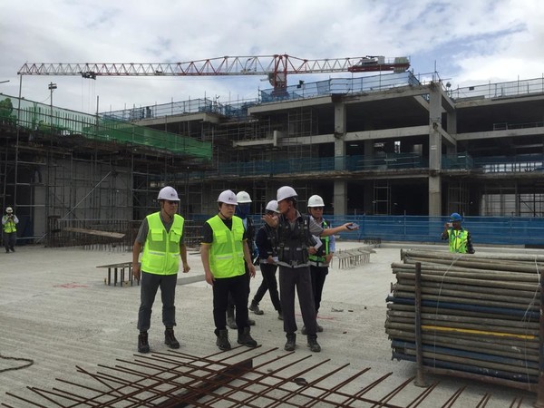 ▲지난해 1월 싱가폴 WHC 현장을 방문한 김석준 회장(왼쪽 두번째)의 모습