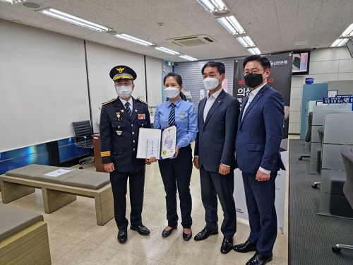 ▲ 황혜경 신한은행 반포래미안지점 청원경찰(왼쪽에서 두 번째)이 보이스피싱 피해를 막은 공로로 서울방배경찰서로부터 감사장을 받았다.