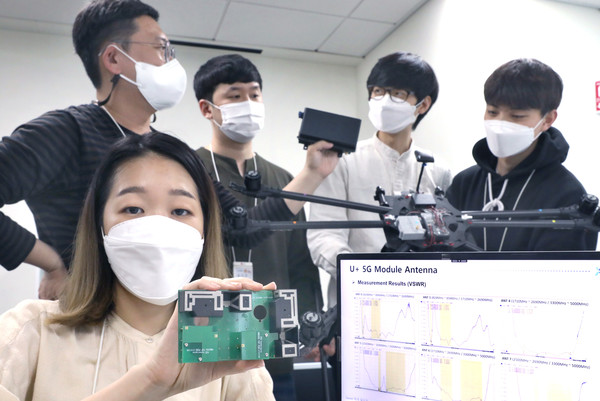 ▲LG유플러스 직원이 안테나 모듈을 들어보이고 있다.