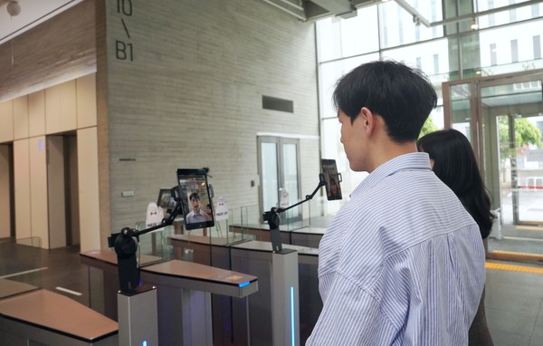 ▲NHN 사옥 내 출입 게이트에 적용된 얼굴인식 서비스