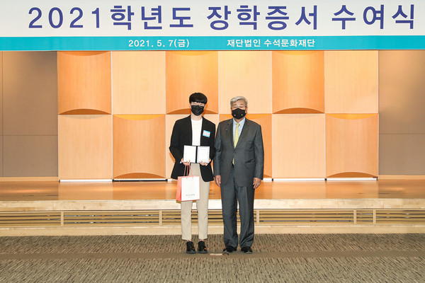 ▲수석문화재단 박광순 이사장(오른쪽)과 장학생