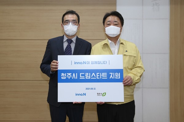 ▲변형원 inno.N 생산본부 상무(왼쪽)와 한범덕 청주시장