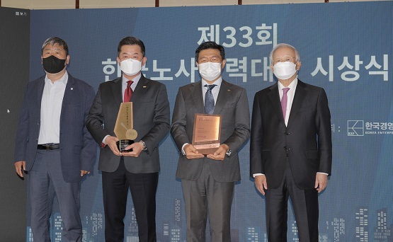 ▲김동명 한국노동조합총연맹 위원장(좌측부터), 박주홍 넥센타이어 노조위원장, 강호찬 넥센타이어 부회장, 손경식 한국경영자총협회 회장