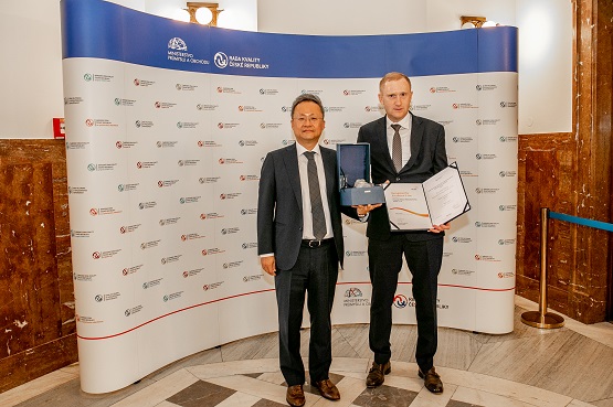 ▲백철승 현대차 체코생산법인장(왼쪽), 마틴 클리츠닉(Martin Klicnik) 체코생산법인 품질부실장