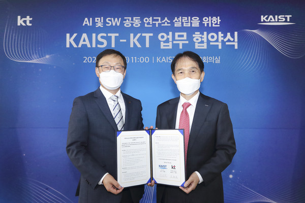 ▲KT 구현모 대표(왼쪽)와 KAIST 이광형 총장(오른쪽)이 업무협약 체결 후 기념 촬영.