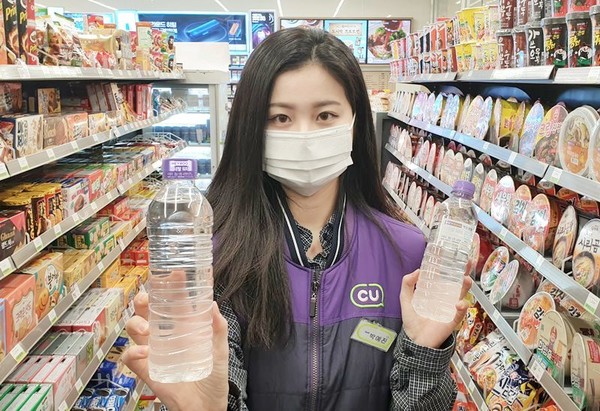 ▲ CU는 올 초부터 PB 생수를 무라벨로 판매하기 시작했다.