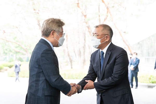 ▲ 이재명 경기도지사(왼쪽), 정의선 현대차그룹 회장