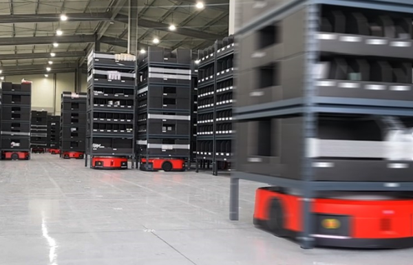 ▲ 롯데글로벌로지스는 덕평 풀필먼트 센터에 무인운송로봇을 도입했다.