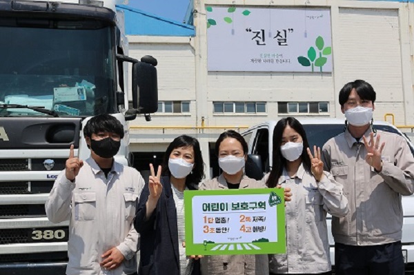 ▲깨끗한나라 최현수 대표가 신은숙 마케팅 담당 및 안전보건팀과 함께 어린이 교통안전 릴레이 챌린지에 참여하고 있다.