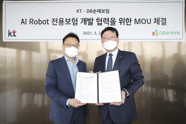 ▲KT AI Robot사업단 이상호 단장(왼쪽)과 DB손해보험 류석 상무(오른쪽)가 MOU 후 기념 사진 촬영.