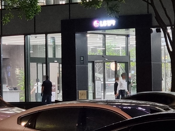 ▲퇴근하는 LG베스트샵 서초본점 직원들의 모습