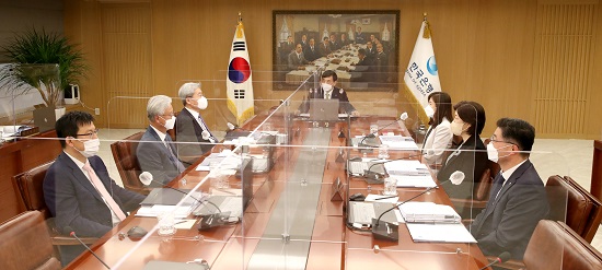 ▲ 이주열 한국은행 총재가 27일 오전 서울 중구 한국은행에서 열린 금융통화위원회 본회의에서 회의를 주재하고 있다.