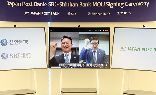 ▲ 27일 진행된 비대면 업무협약식에 참석한 신한은행 진옥동 은행장(좌측)과 유쵸은행 이케다 노리토 사장의 모습