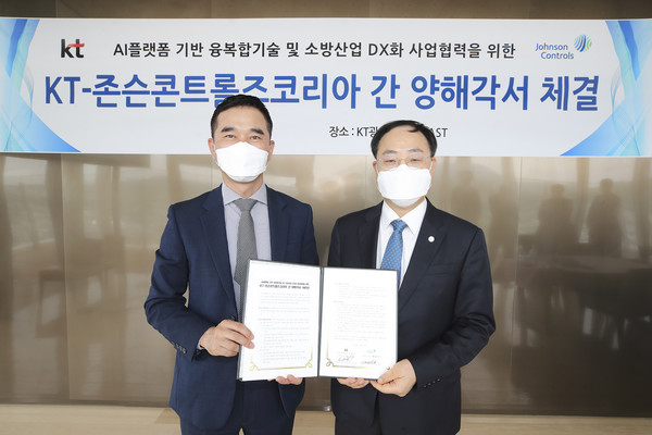 ▲임채환 KT AI/DX플랫폼사업본부장(왼쪽)과 하운식 존슨콘트롤즈코리아 대표(오른쪽)이 업무협약을 마치고 기념사진 촬영.