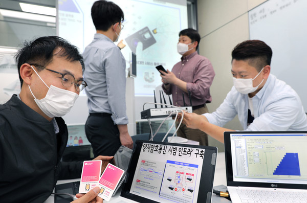 ▲LG유플러스 직원들이 양자내성암호 기술을 검증하는 모습.