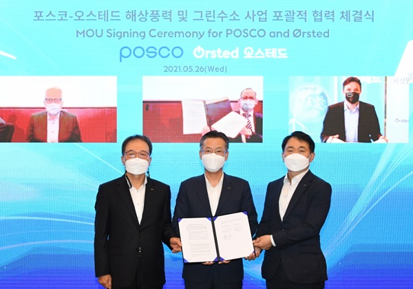 상단 왼쪽부터 매즈니퍼 오스테드 회장, 마틴 뉴버트 오스테드 부사장, 마티아스 바우센바인 오스테드 아시아태평양 대표, 하단 왼쪽부터 최승호 포스코건설 인프라사업본부장, 전중선 포스코 전략기획본부장, 조주익 수소사업실장
