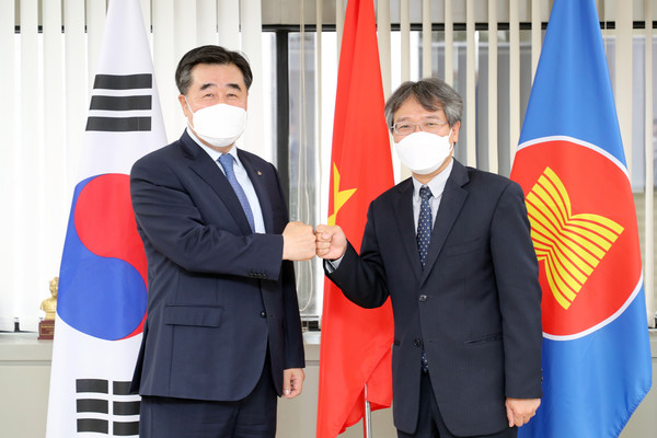 ▲(왼쪽부터)김형 대우건설사장, 응우옌 부 뚱 주한베트남대사