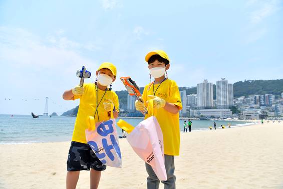 ▲5일 풀무원재단과 메리어트 인터내셔널이 개최한 푸른바다 클린업 캠페인에 참가한 어린이들이 부산 송도 해수욕장에서 해양 쓰레기를 줍는 클린업 활동을 하고 있다