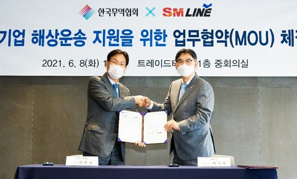 ▲(왼쪽부터)한국무역협회 이관섭 부회장, SM상선 박기훈 대표가