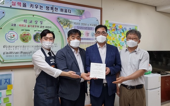 ▲왼쪽부터 트리플래닛 김형수 대표, 금호타이어 강진구 경영지원팀장,조원초등학교 석승하 교장, 조원초등학교 서진수 교감