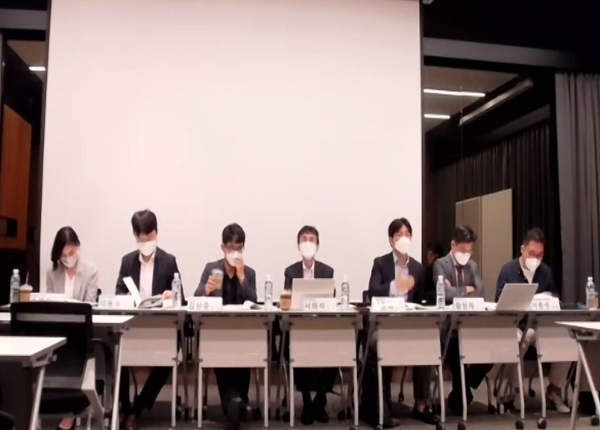 ▲세미나 참석자들이 '민사법적 관점에서의 온라인 플랫폼 규제 적절성'에 대해 논의하고 있다.