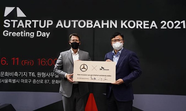 ▲ 메르세데스-벤츠 코리아 토마스 클라인 대표(왼쪽부터)와 하형일 SKT 코퍼레이트2 센터장이 기념 촬영을 하고 있다.