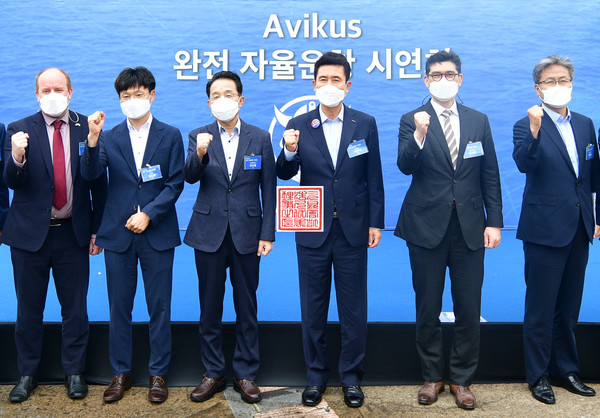 ▲(왼쪽부터) 주한 영국대사관 국제통상부 마이크 웰치 참사관, 아비커스 임도형 대표, 포항해양경찰서 한상철 서장, 포항시 이강덕 시장, 한국조선해양 미래기술연구원장 김성준 부사장, 한국조선해양 디지털기술연구소장 권병훈 상무