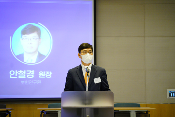 ▲안철경 보험연구원 원장이 서울 여의도 전경련회관 컨퍼런스센터 에메랄드홀에서 열린 ‘2021 소비자금융포럼’에 참석해 축사를 하고 있다.