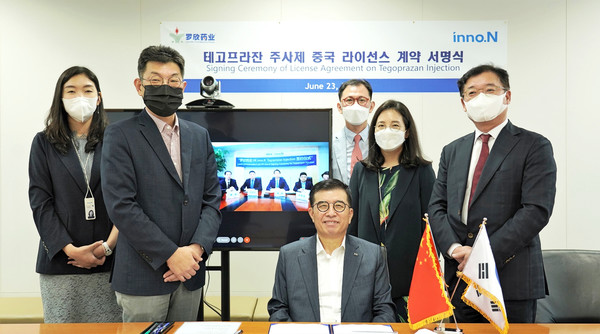 ▲inno.N 강석희 대표 및 임직원과 중국 뤄신 리멍 부사장, 주샤오통 부사장 등 임직원이 계약 체결 기념사진을 찍고 있다