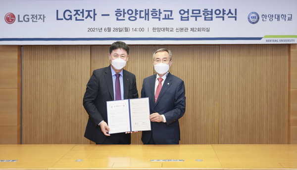 ▲(왼쪽부터)LG전자 H&A사업본부장 류재철 부사장, 한양대학교 김우승 총장