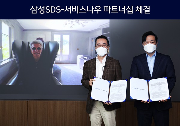 삼성SDS 황성우 대표(가운데)와 서비스나우 빌 맥더멋 CEO(왼쪽), 서비스나우 김규하 한국대표가 29일 삼성SDS 잠실캠퍼스에서 클라우드 기반 디지털 트랜스포메이션사업 확대를 위한 전략적 파트너십을 체결했다.
