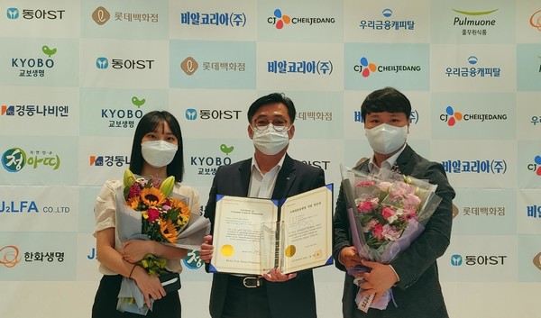 ▲김상국 경동나비엔 서비스기획팀장(가운데)이 팀원들과 기념촬영을 하고 있다.