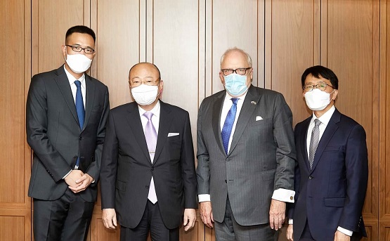 ▲왼쪽부터 김동선 한화호텔앤드리조트 상무, 김승연 한화그룹 회장,에드윈 퓰너 회장, 황진우 한화생명 경제분석실장