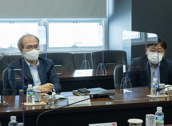 ▲국립보건연구원 권준욱 원장(왼쪽)과 김도근 감염병백신연구과장이 한미약품그룹 관계자에게 한미의 mRNA 기술 역량에 관한 세부 질문을 하고 있다