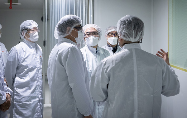 ▲국립보건연구원 권준욱 원장(가운데)이 한미약품그룹 관계자들과 함께 한미가 축적한 mRNA 원료 생산 공정에 관한 현장 검증을 진행하고 있는 모습