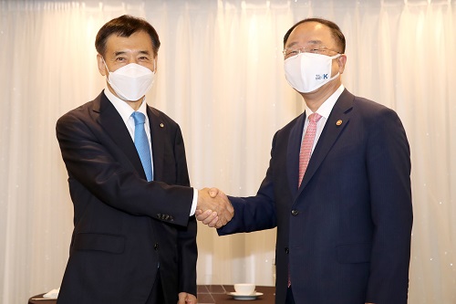 ▲ 홍남기 경제부총리(오른쪽)와 이주열 한국은행 총재는 2일 오전 서울 프레스센터에서 조찬 회동을 갖고 현 경제상황과 거시정책 대응 방안을 논의했다.