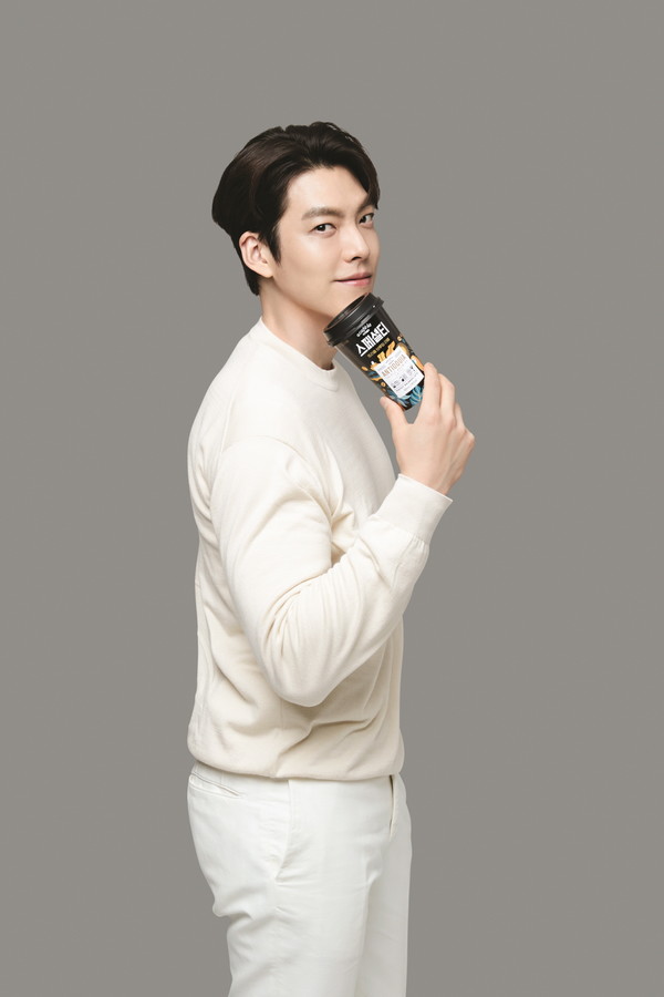 ▲아카페라 스페셜티 컵 모델로 발탁된 김우빈 씨