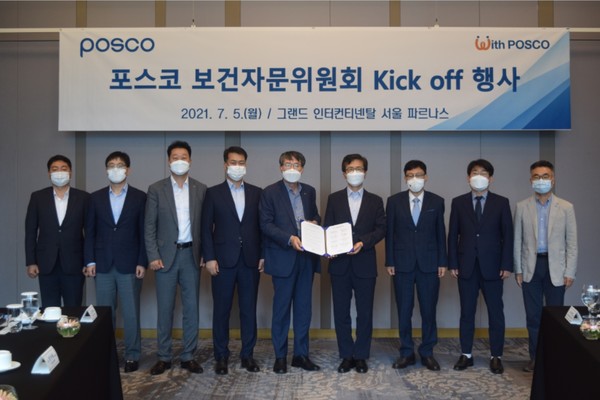 ▲(왼쪽부터)포스코 김상백 안전보건기획실장, 김순기 노무협력실장, 포스코 노동조합 정수화 수석부위원장, 포스코 노경협의회 강용구 전사 근로자대표, 이시우 안전환경본부장, 김인회 교수, 김치년 교수, 정지연 교수, 김형렬 교수