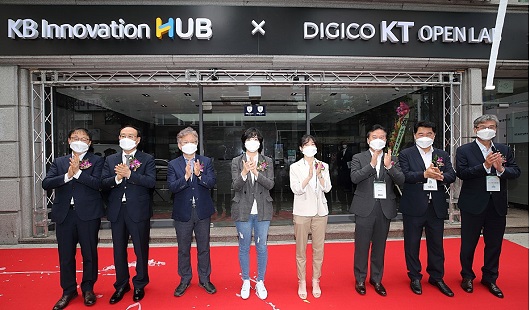 ▲ (왼쪽부터) 구현모 KT 대표이사, 오세정 서울대학교 총장, 권칠승 중소벤처기업부 장관, 정지원 알고케어 대표, 윤정현 블루시그넘 대표, 정태호 국회의원, 박준희 관악구청장, 허인 KB국민은행장