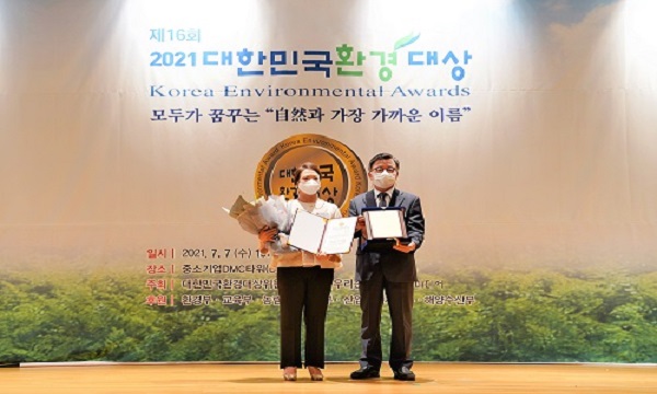 ▲최현수 깨끗한나라 대표(왼쪽)가 산업-오염물질저감 부문 대상을 받은 후 기념촬영을 하고 있다.